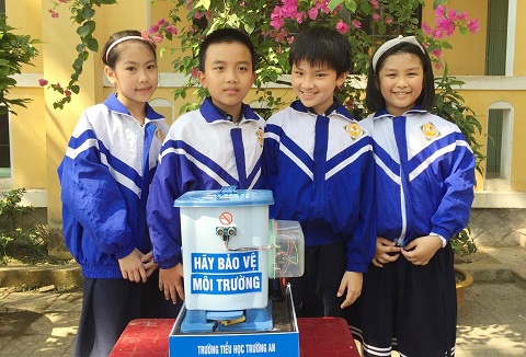Học sinh chế tạo thùng rác thông minh